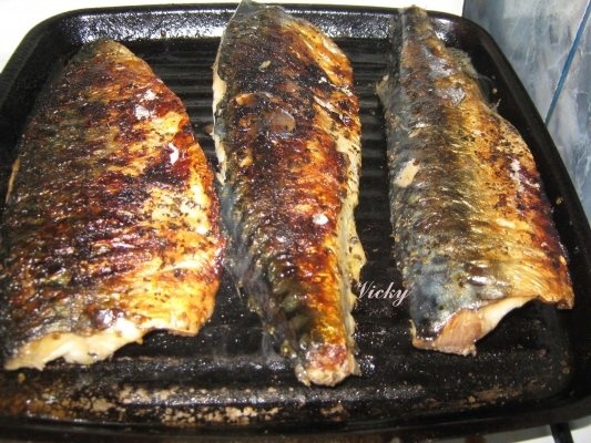 Macrou la gratar cu sos de usturoi