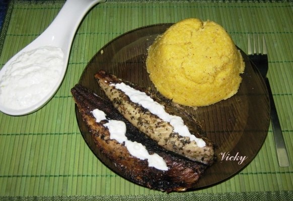 Macrou la gratar cu sos de usturoi