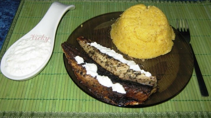 Macrou la gratar cu sos de usturoi