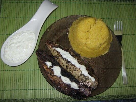 Macrou la gratar cu sos de usturoi