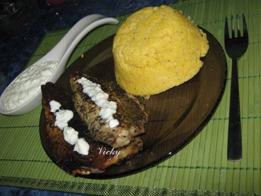 Macrou la gratar cu sos de usturoi