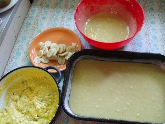 Placinta turnata cu branza de vaci, banane si capsuni