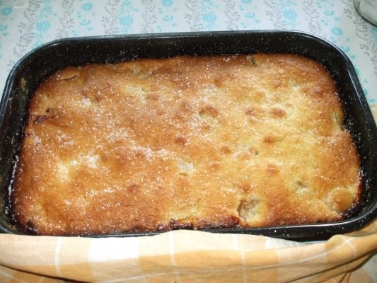 Placinta turnata cu branza de vaci, banane si capsuni