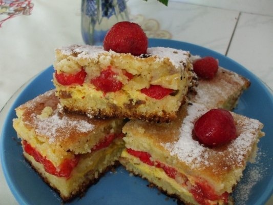 Placinta turnata cu branza de vaci, banane si capsuni