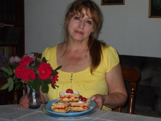 Placinta turnata cu branza de vaci, banane si capsuni