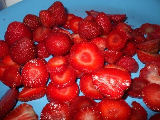 Placinta turnata cu branza de vaci, banane si capsuni