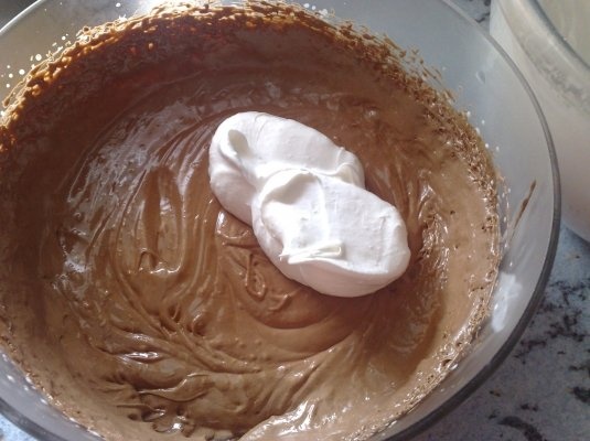 Tort cu mousse de ciocolata