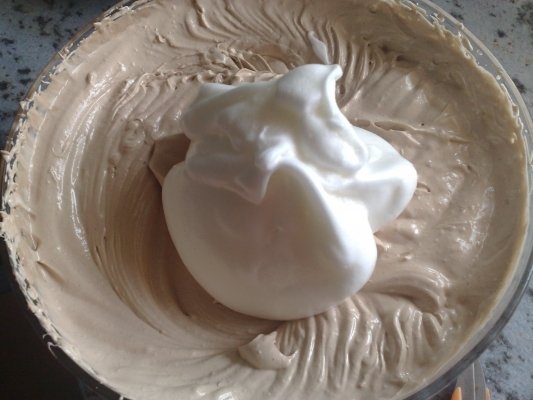 Tort cu mousse de ciocolata