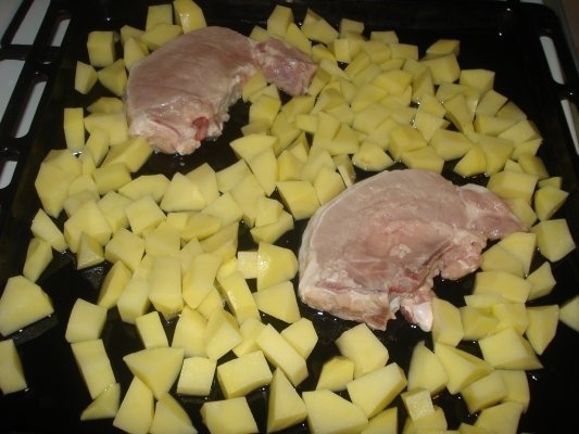 Cartofi la cuptor cu cotlet de porc