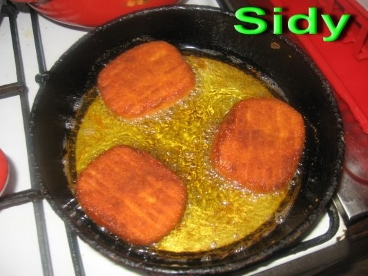 Chiftelute din carne de curcan umplute cu cascaval , cu sote de legume