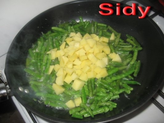 Chiftelute din carne de curcan umplute cu cascaval , cu sote de legume