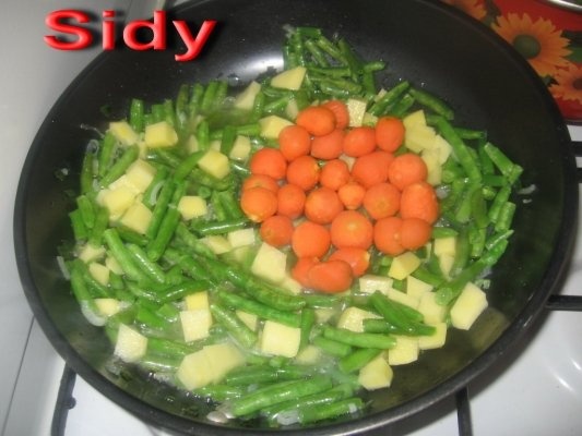 Chiftelute din carne de curcan umplute cu cascaval , cu sote de legume