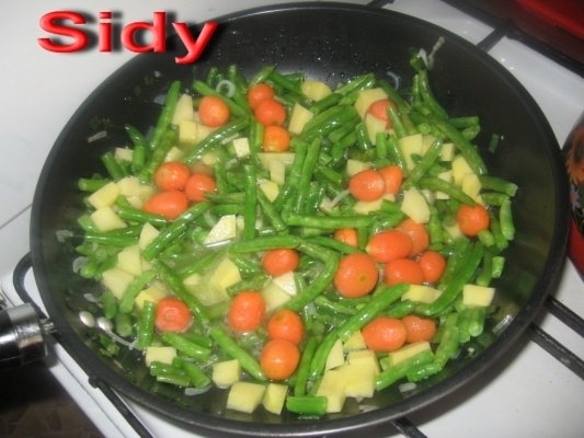 Chiftelute din carne de curcan umplute cu cascaval , cu sote de legume