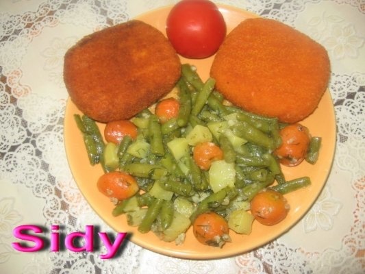 Chiftelute din carne de curcan umplute cu cascaval , cu sote de legume