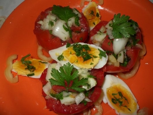 Salata in cosulete de rosii