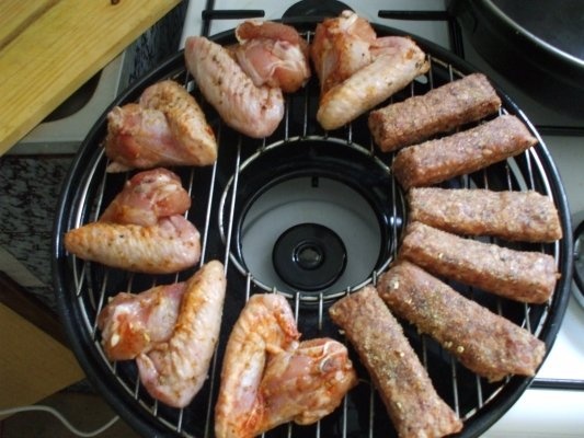 Gratar de aripioare si mititei de pui