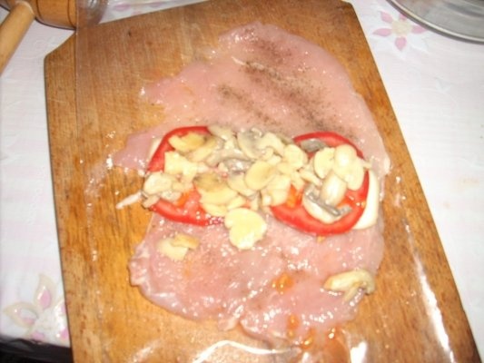 RULOURI DI PIEPT DE PUI CU CIUPERCI