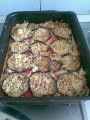 Placinta cu vinete, rosii si cascaval