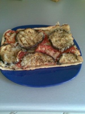 Placinta cu vinete, rosii si cascaval