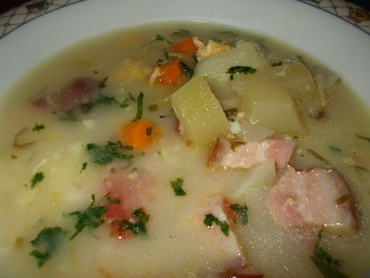 Ciorba cu afumatura acrita cu prune verzi