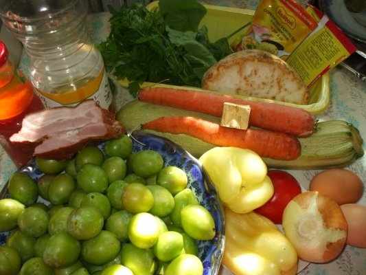 Ciorba cu afumatura acrita cu prune verzi