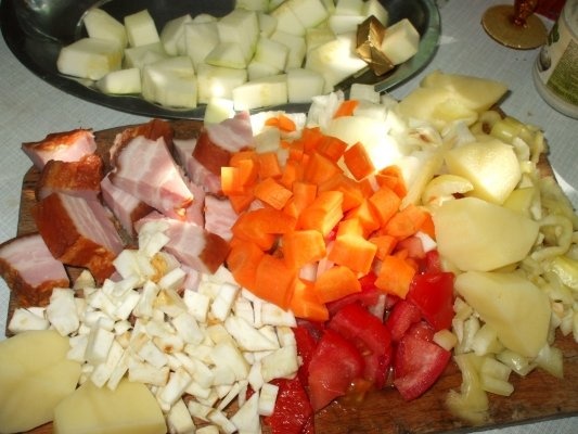 Ciorba cu afumatura acrita cu prune verzi