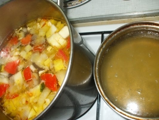 Ciorba cu afumatura acrita cu prune verzi