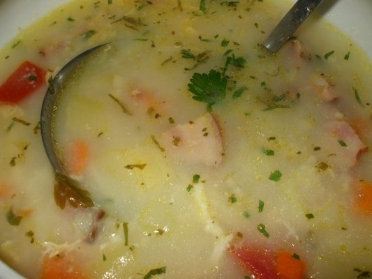 Ciorba cu afumatura acrita cu prune verzi