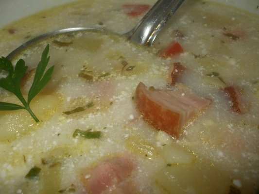 Ciorba cu afumatura acrita cu prune verzi