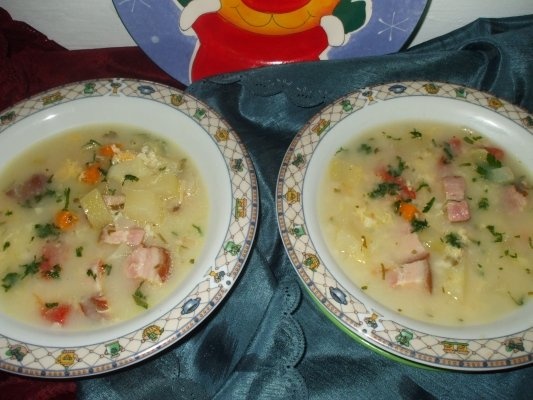 Ciorba cu afumatura acrita cu prune verzi