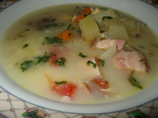 Ciorba cu afumatura acrita cu prune verzi