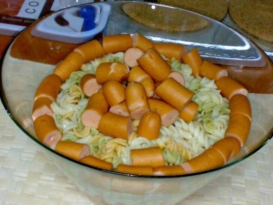 Salata de paste colorate(spirale)cu rosii,castraveti si cremvursti.