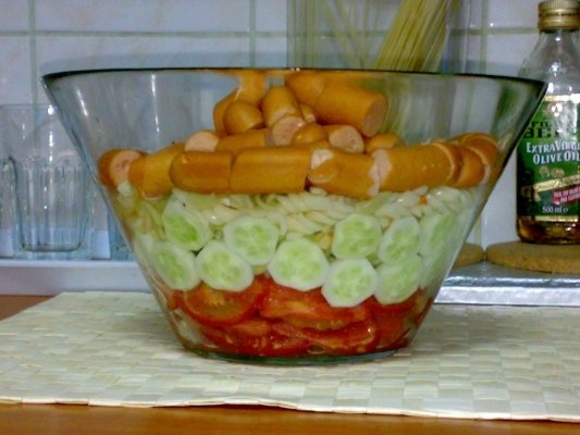Salata de paste colorate(spirale)cu rosii,castraveti si cremvursti.