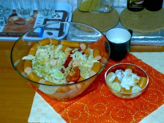 Salata de paste colorate(spirale)cu rosii,castraveti si cremvursti.