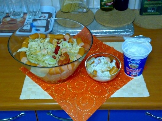 Salata de paste colorate(spirale)cu rosii,castraveti si cremvursti.