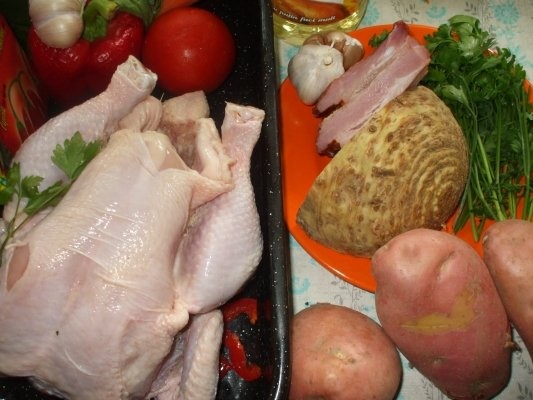 Pui cu cartofi la tava