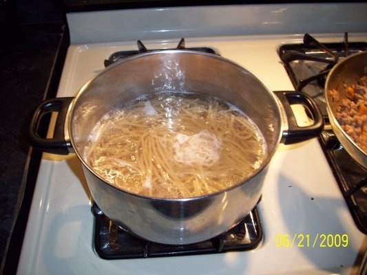 Spaghetti cu carne de pui