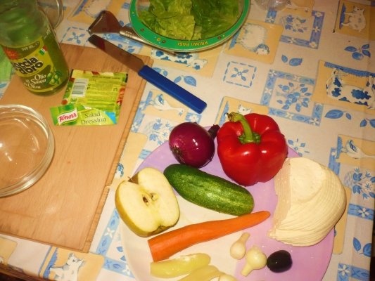 Salata crocanta cu sos tzatziki