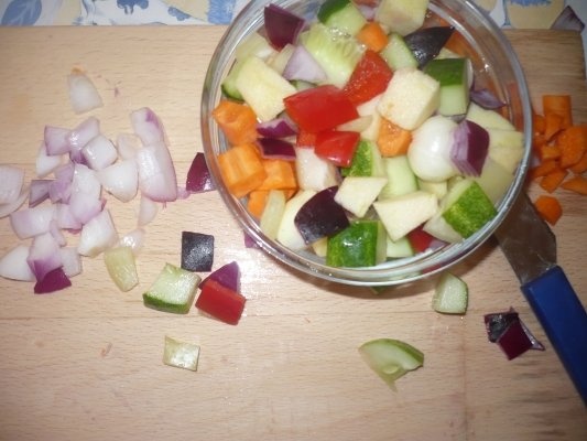 Salata crocanta cu sos tzatziki