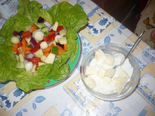 Salata crocanta cu sos tzatziki