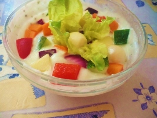 Salata crocanta cu sos tzatziki