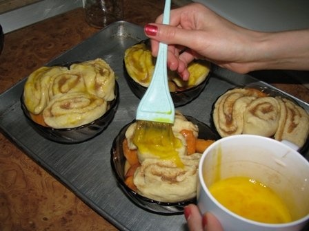 Caise aromate sub capac cu sos de caramel