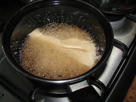 Caise aromate sub capac cu sos de caramel