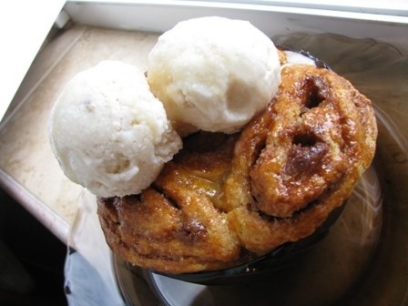 Caise aromate sub capac cu sos de caramel