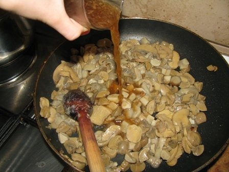 Mamaliguta cu sos de ciuperci