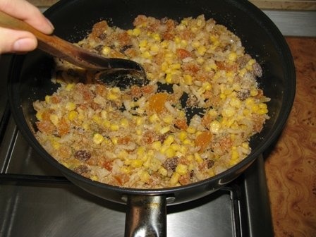 Pui umplut cu legume si fructe picante