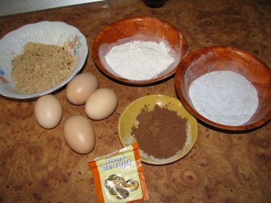 Rulada de ciocolata cu cafea si alune de padure