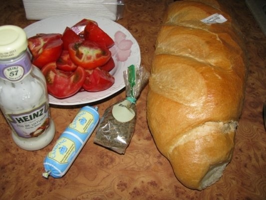 Salata crocanta cu paine, rosii si usturoi