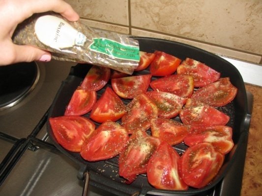 Salata crocanta cu paine, rosii si usturoi