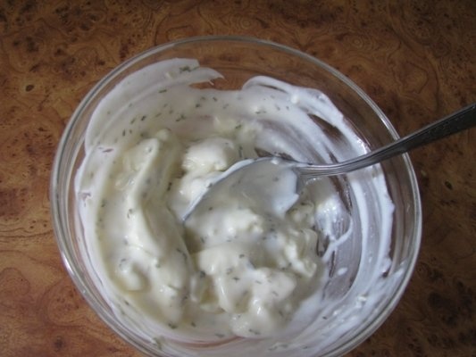 Salata crocanta cu paine, rosii si usturoi